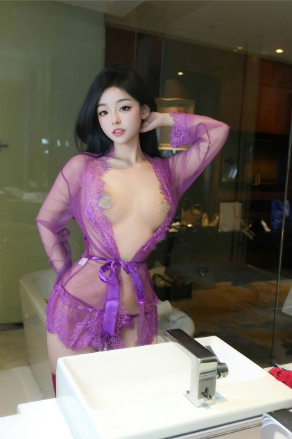 动漫美女被强脱内衣吻胸海报