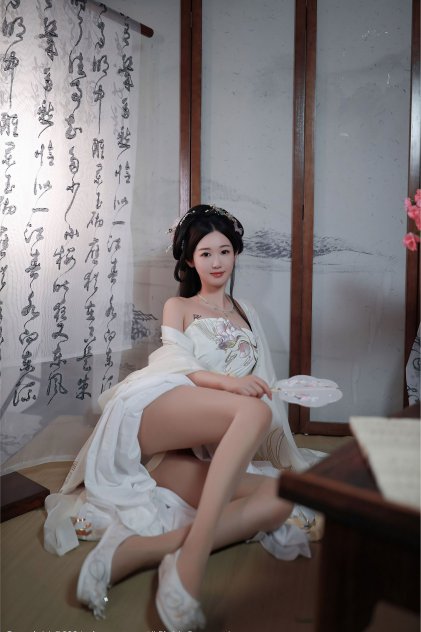 紧身裤美女做瑜伽高清户外写真海报